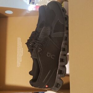 Women's On Cloud V2 black size 10 running shoes - new, only tried on indoors